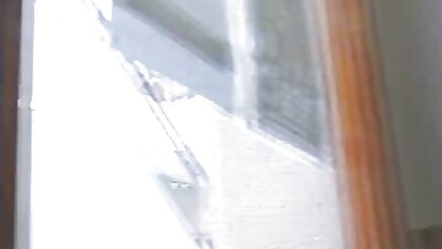 ശുക്ലത്താൽ പൊതിഞ്ഞ ഹബിയുടെ പ്രസാദത്തിനായി പോസ് ചെയ്യുന്ന അതിശയിപ്പിക്കുന്ന യുവഭാര്യ